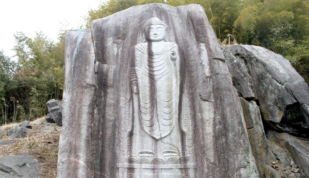 Tượng Phật được chạm khắc trên đá ở làng Deokjeon, Hamyang