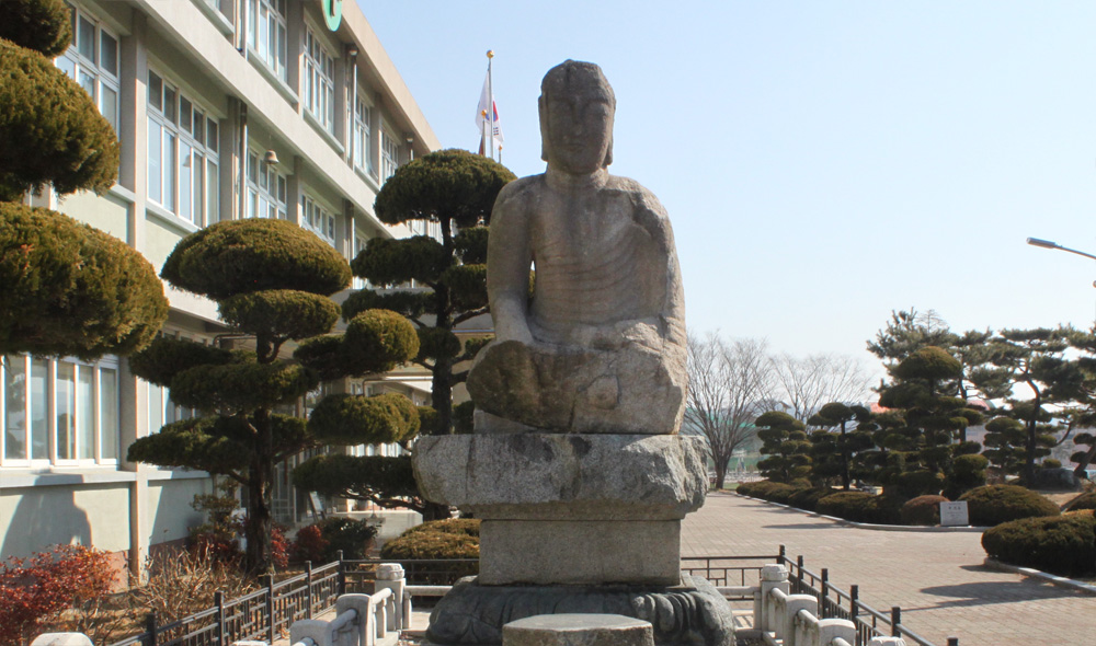 Tượng Phật ngồi bằng đá tại làng Gyosan, Hamyang