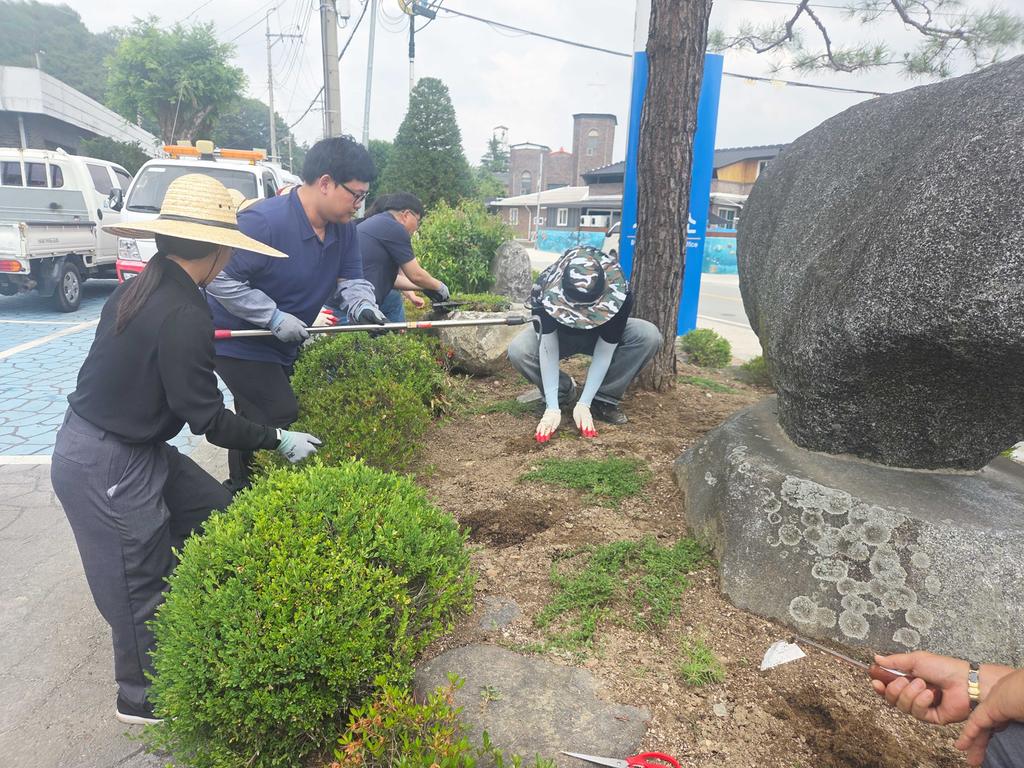함양군 병곡면 직원들의 손길로 가꾼 ‘청렴화단’조성