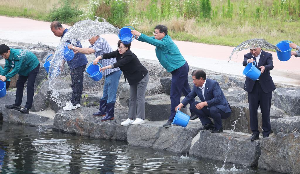 함양군 뱀장어·다슬기 방류행사 개최
