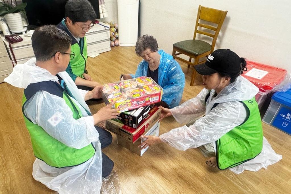 함양읍 지역사회보장협의체 본백마을 침수 피해 가구 구호 물품 전달