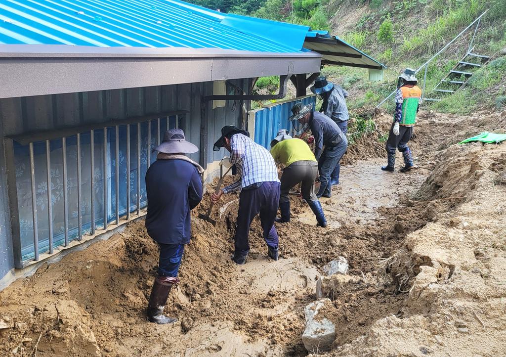 함양 지곡면 집중호우 피해 복구 위해 민 관 합동 자원봉사활동 펼쳐