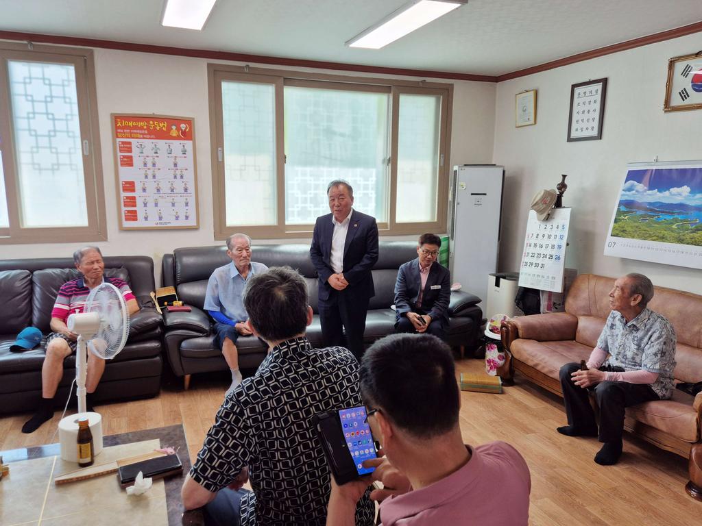 함양읍장 이춘덕 도의원과 함께 경노모당 방문 순회