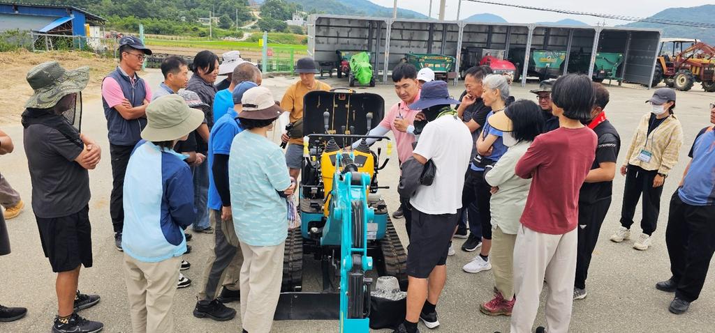 농업용 소형굴착기 현장교육
