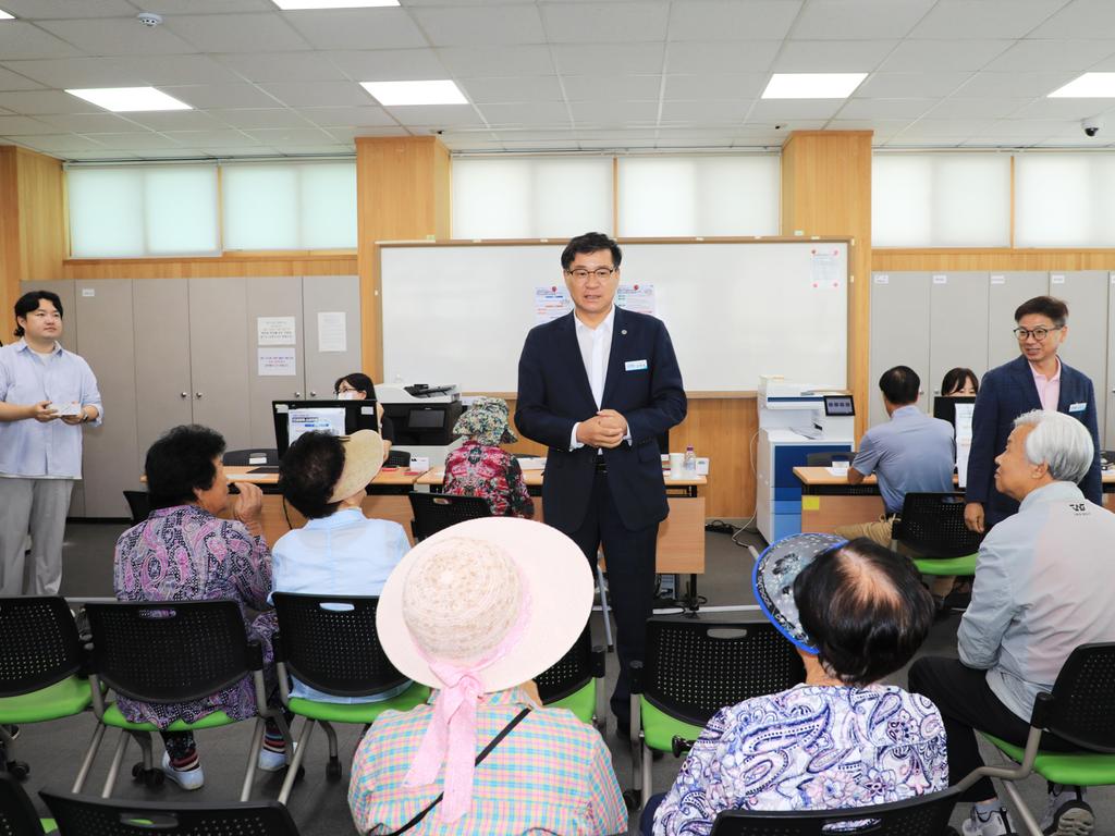 함양군 진병영 군수, 민생회복 소비쿠폰 2차 지급 첫날 현장 방문