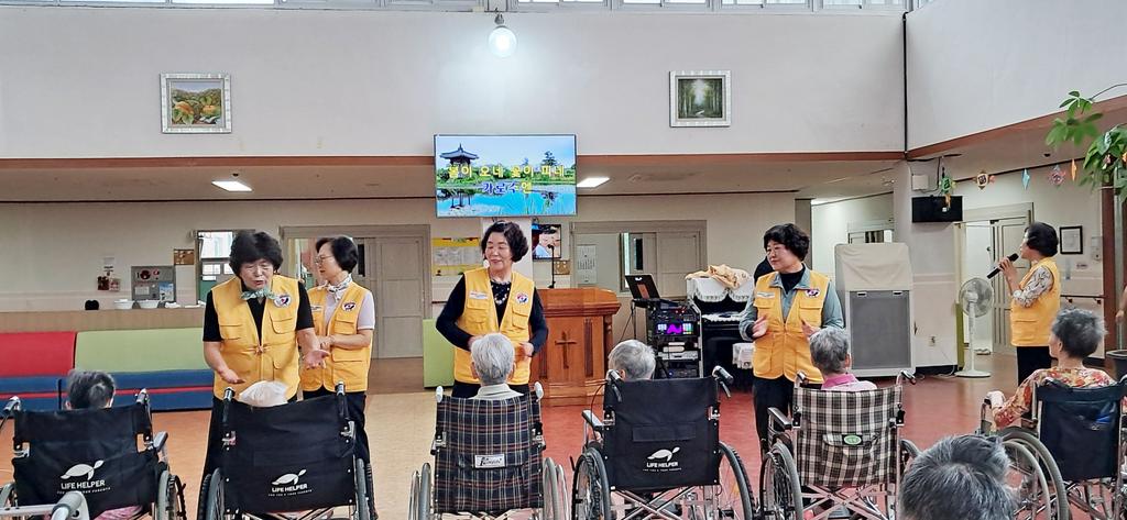 함양 안의면 적십자봉사회 ‘이레소망의집’ 사랑의 노래 봉사