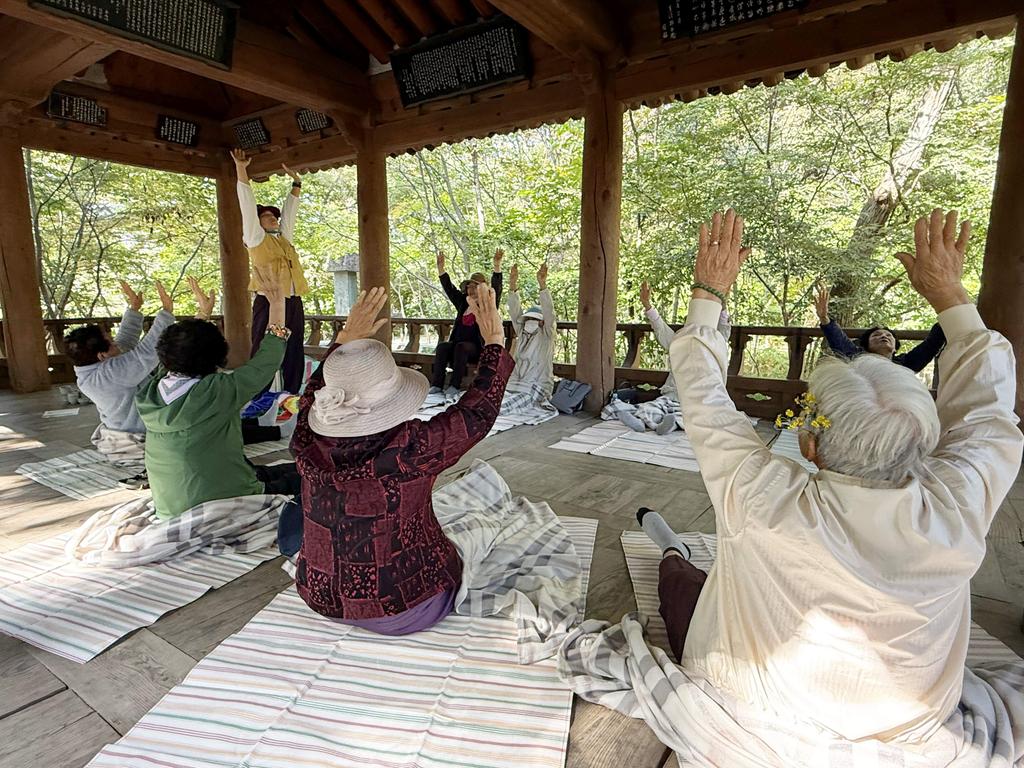 함양군보건소 치매안심센터는 경증 치매 어르신들을 대상으로 진행한 ‘기억을 잇는 숲속 힐링’ 산림치유 프로그램을 성공적으로 마쳤다.